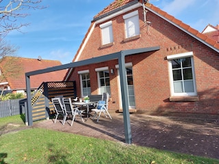 Südterrasse mit Relaxgartenstühlen und Überdachung