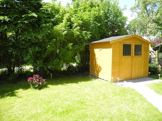 Gartenhaus an der Terrasse (u.a.Auflagen, Grillzubehör)