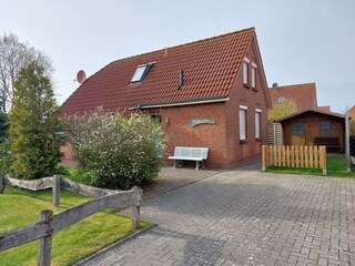 Ihr Parkplatz am Haus sowie Gartenhaus für Fahrräder