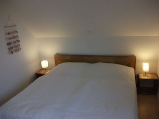 Schlafzimmer mit Doppelbett