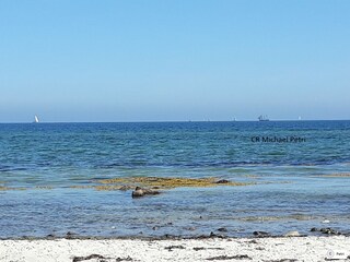 Mit Blick auf das Meer und kreuzende Segler