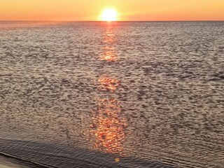 Idyllischer Sonnenaufgang am Meer