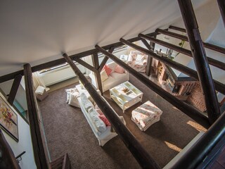 Blick von der Galerie in den offenen Wohnbereich