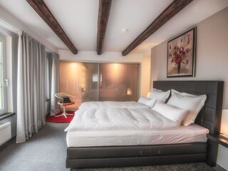 Schlafzimmer mit Blick in den Garten