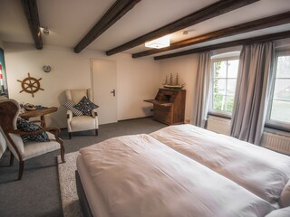 Schlafzimmer mit Sitzecke und begehbarem Kleiderschrank