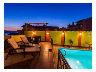 Swimmingpool bei Nacht