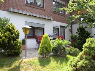 Terrasse mit Markise, Gartenmöbel und Grill