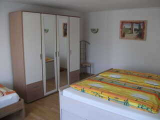 1 Schlafzimmer mit Blick zum Spiegelschrank.