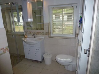 Bad mit Dusche Wohnung 2