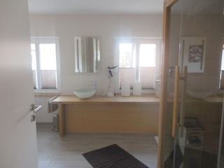 Bad, rechts die Sauna