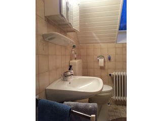 WC und Badezimmer mit Fenster