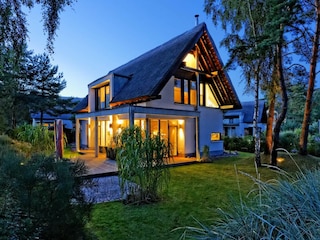 Außenansicht in der Dämmerung