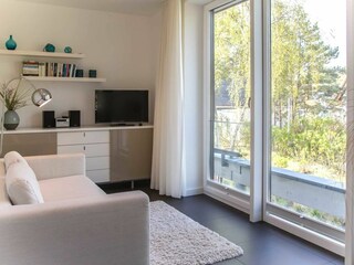 Helle Lese-Ecke mit Blick ins Grüne