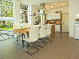 Esstisch und Küchenzeile