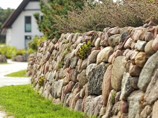 Findlingswälle als Grundstücksbegrenzung