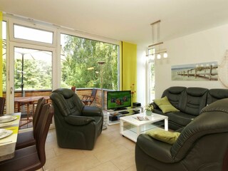 Wohnzimmer mit Blick auf den Balkon