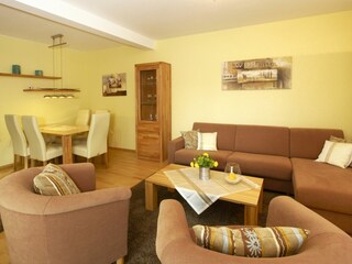 Gemütliche Sitzecke und Essbereich