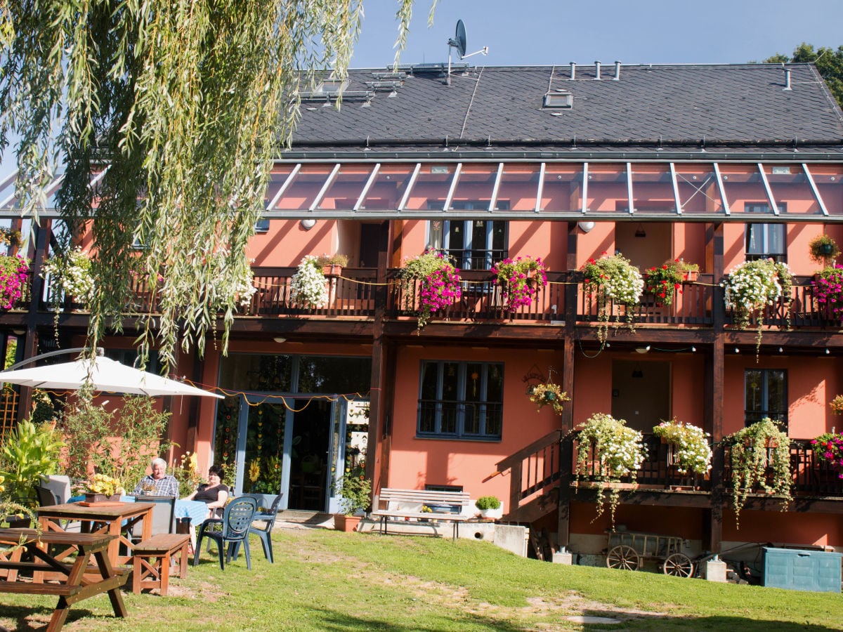 Im Garten mit Blick zur Ferienscheune