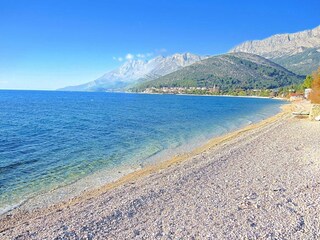 Der Strand, flach abfallend. Für Kinder geeignet