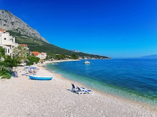 Der Strand aus feinem, weißen Kies