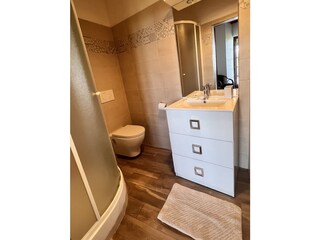 Bad mit Dusche und Wc