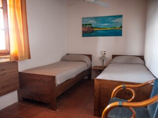 Schlafzimmer mit zwei Einzelbetten