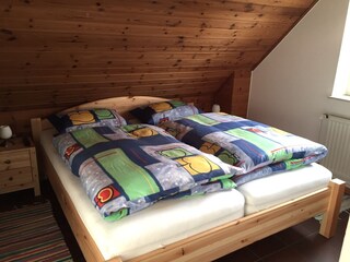 Schlafzimmer mit Doppelbett