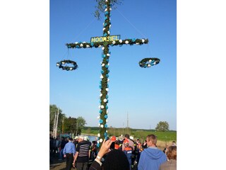 Maibaum-Aufstellen am Alten Hafen