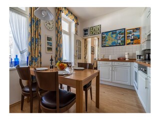 Küchenzeile mit Essbereich und Zugang zum Balkon