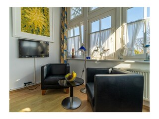 Sitzbereich mit TV in der Veranda