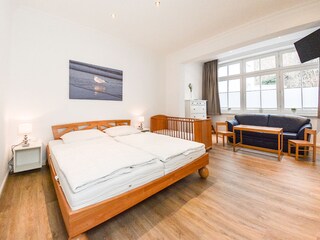 Schlafzimmer, Kinderbett, Doppelbett und Schlafcouch