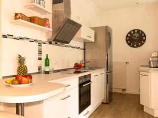 komplett eingerichtete Küche mit Zugang zum Balkon