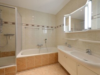 Bad mit Wanne und Dusche