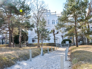 Blick vom Strand zur Villa