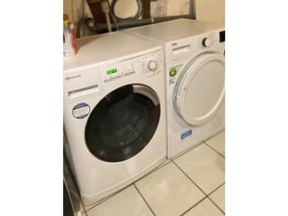 Waschmachine und Trockner im Kellerbereich