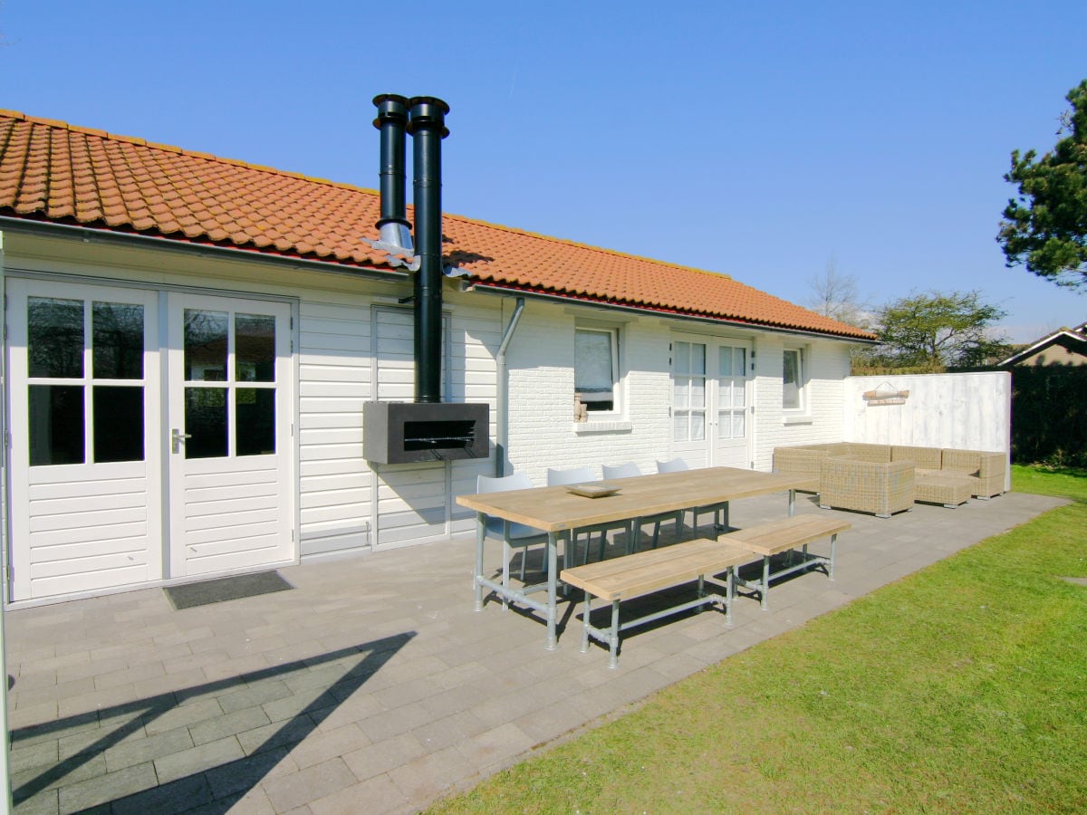 Der Garten mit Terrasse und Grill