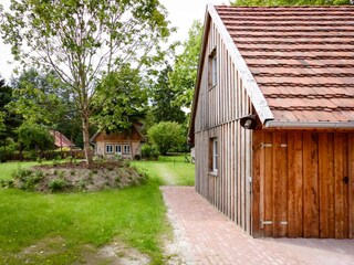 Der Weg vom Carport zum Ferienhaus