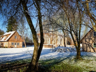 Der Blick durch den Garten auf das Ferienhaus im Winter