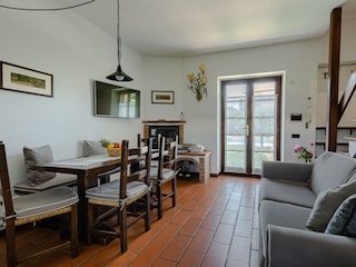 der Wohnraum mit Esstisch und Couch