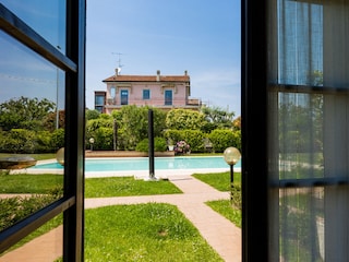 Blick vom Wohnraum zum Pool