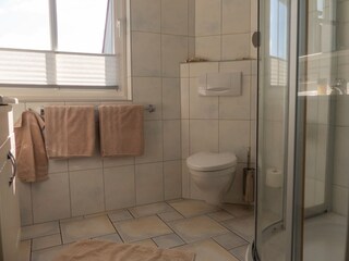 Badezimmer mit großem Fenster