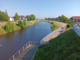 Bensersiel Kanal mit Radweg