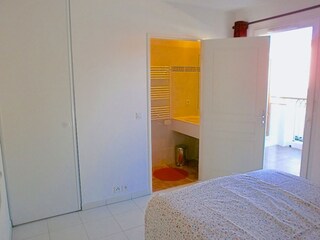 Bathroom with shower & terrace at bedroom 2