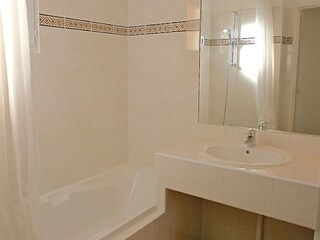 Bathroom 2 with bathtub & double washbasin