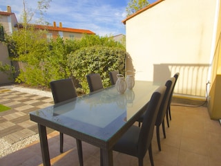 Large dining table but also relaxing lounge beds!