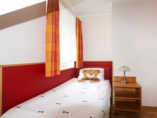 Das 2 Schlafzimmer bietet zwei Einzelbetten