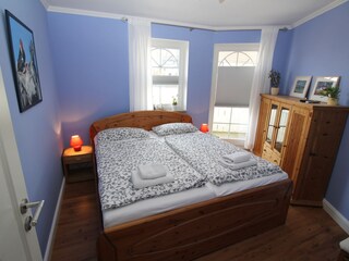 Blaues Schlafzimmer mit Doppelbett