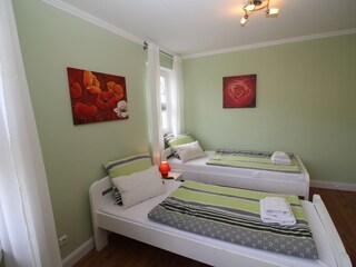 Grünes Schlafzimmer mit 2 Einzelbetten