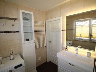 Modernes Badezimmer mit Dusche und Waschmaschine