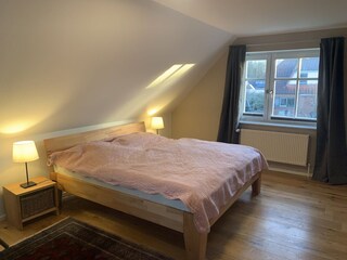 Großes Schlafzimmer OG